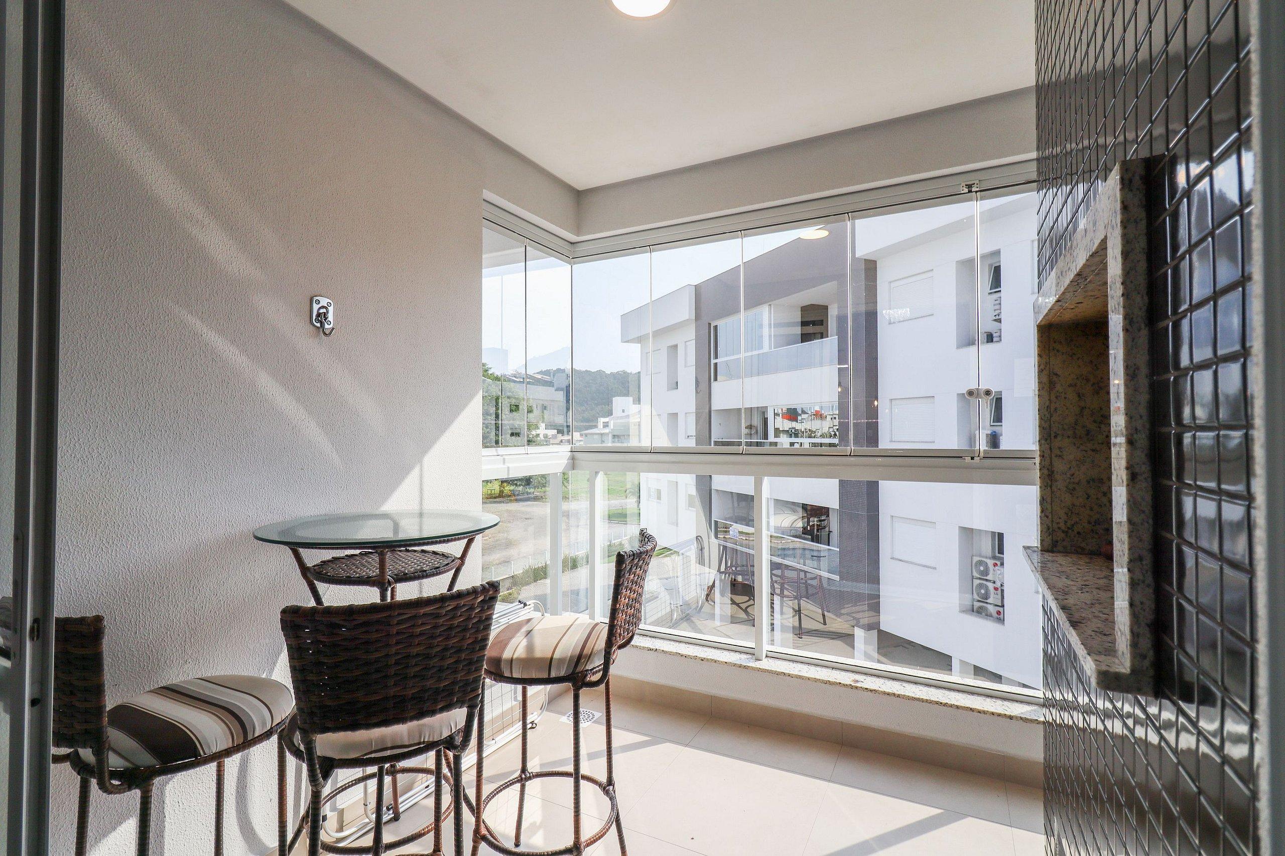 image-housing-carousel