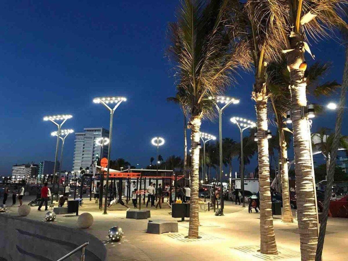 image-housing-carousel
