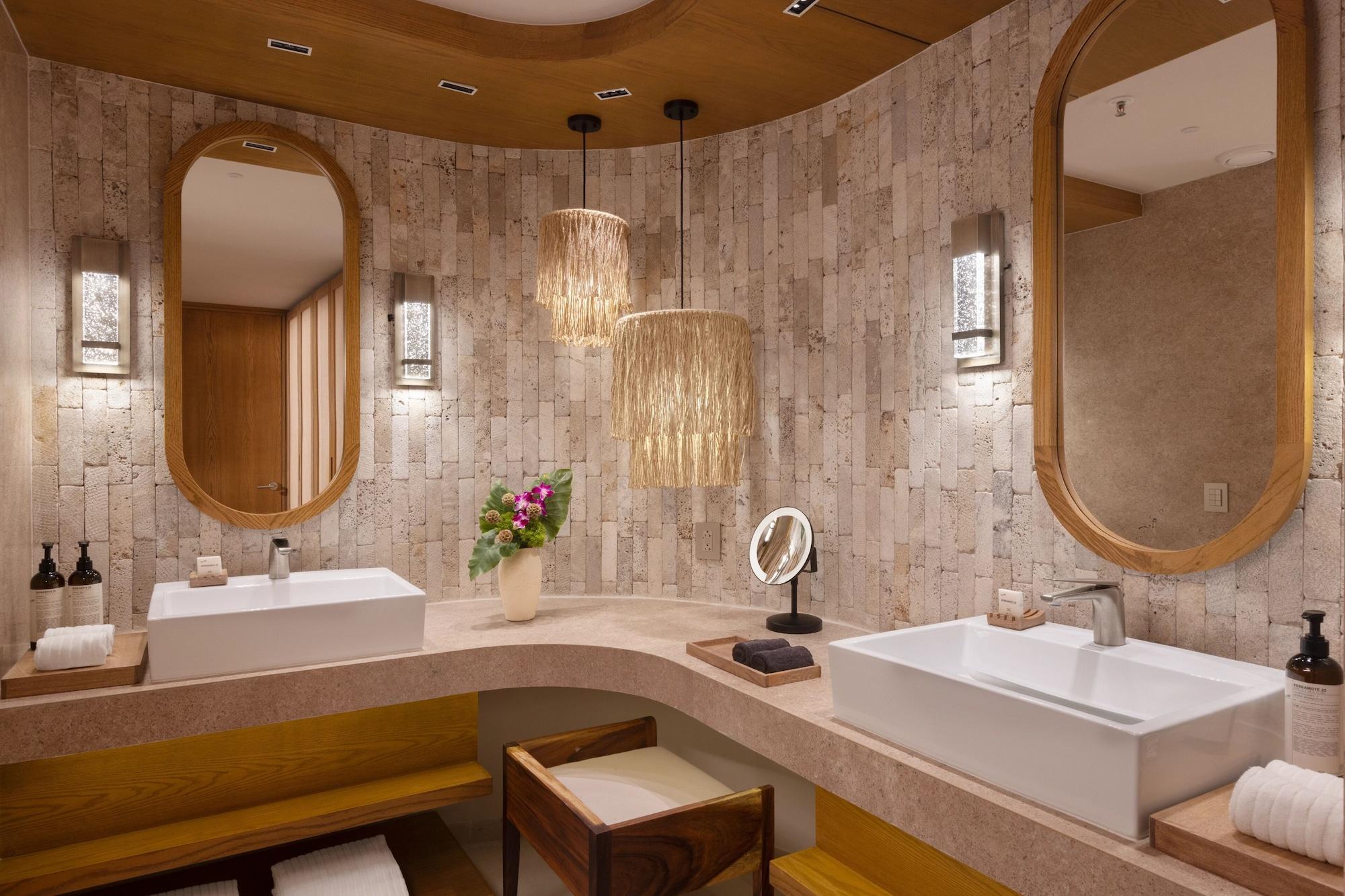 Junior Room, 1 King Bed, Partial Ocean View