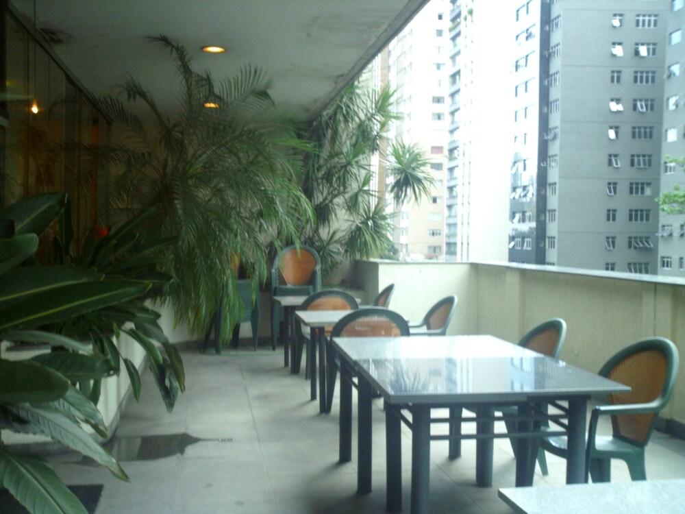image-housing-carousel