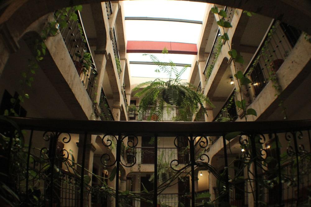 image-housing-carousel