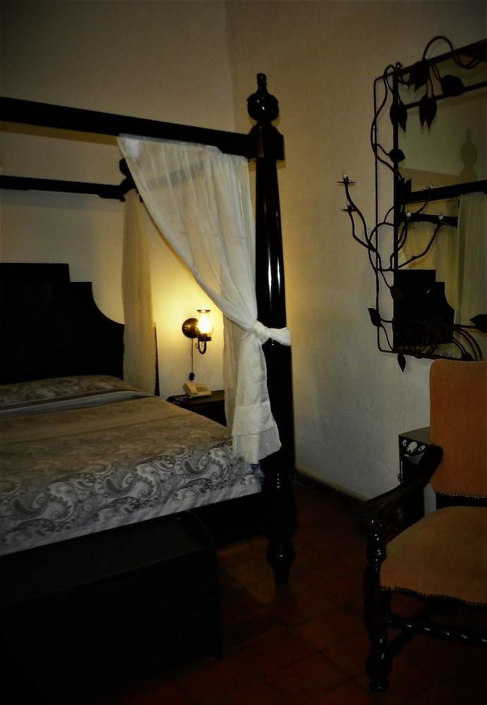 image-housing-carousel