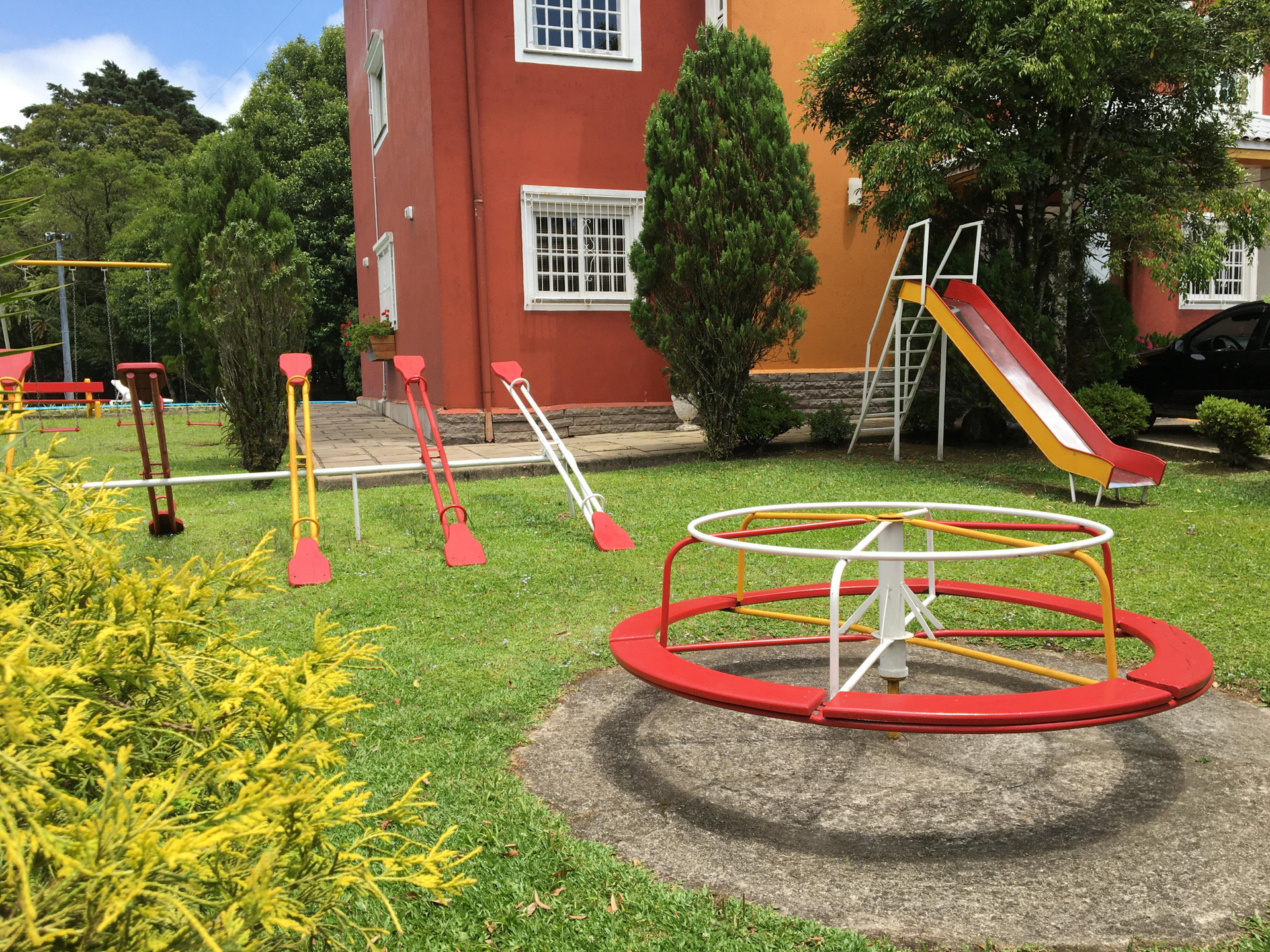 image-housing-carousel