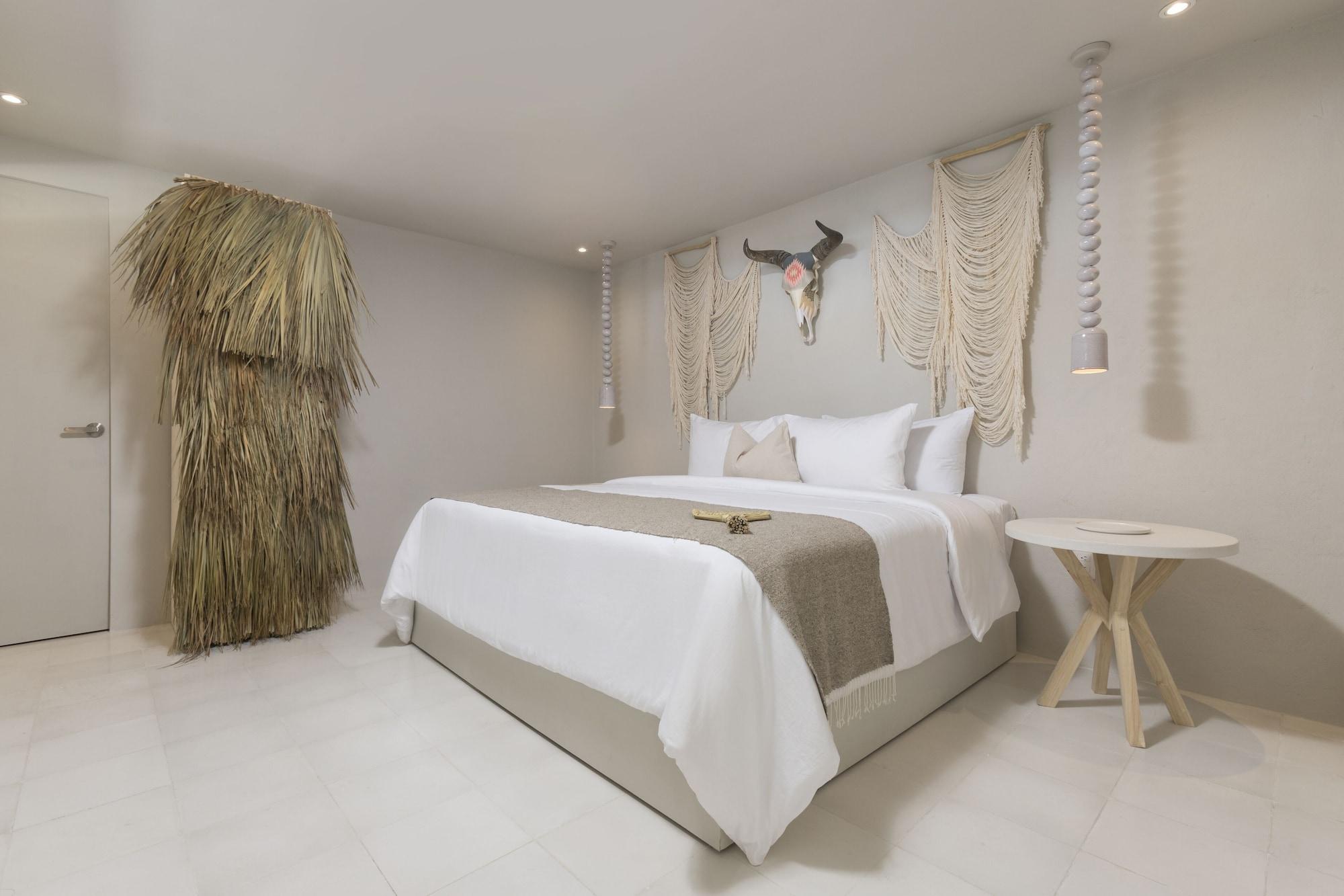 Room queen bed