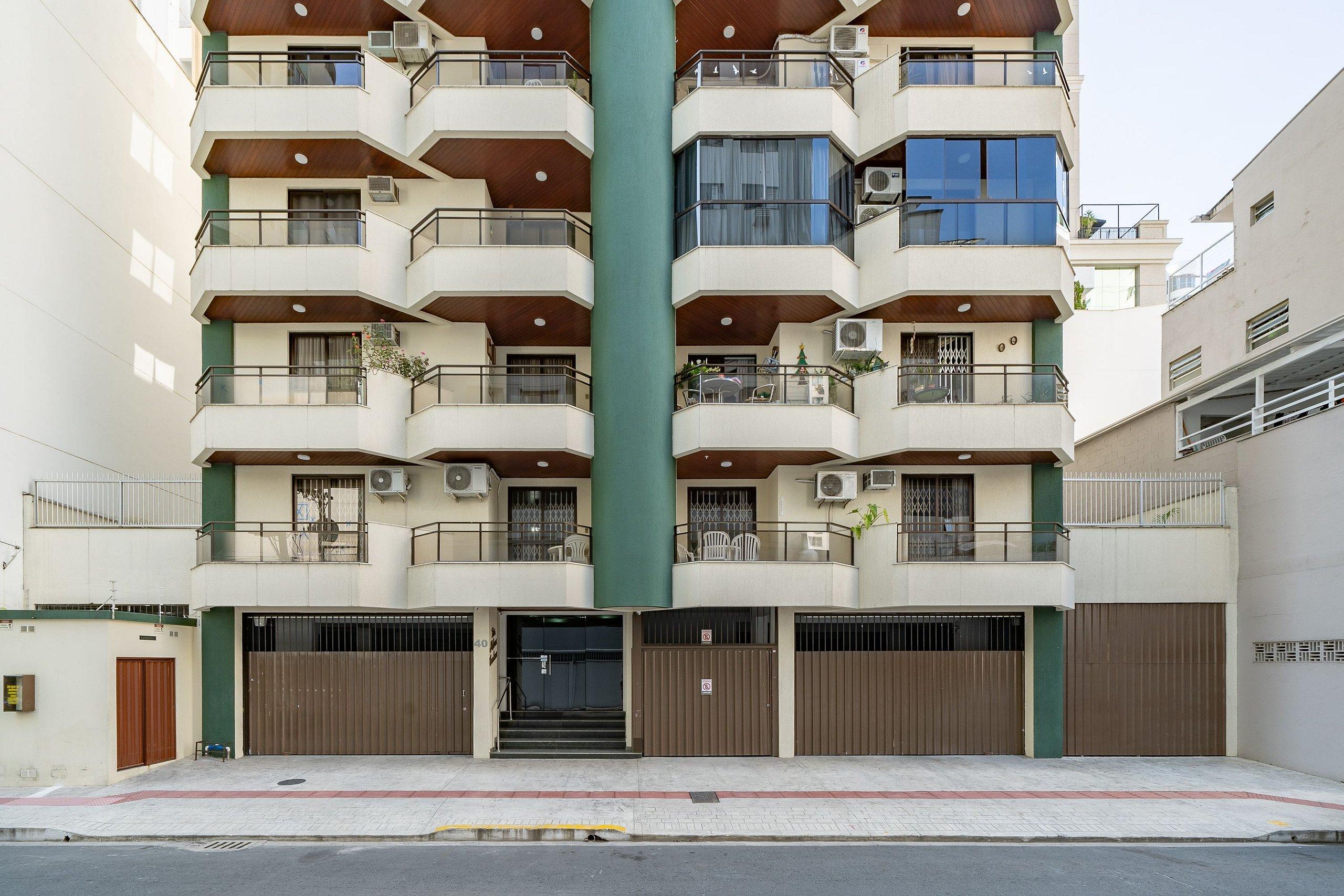 image-housing-carousel