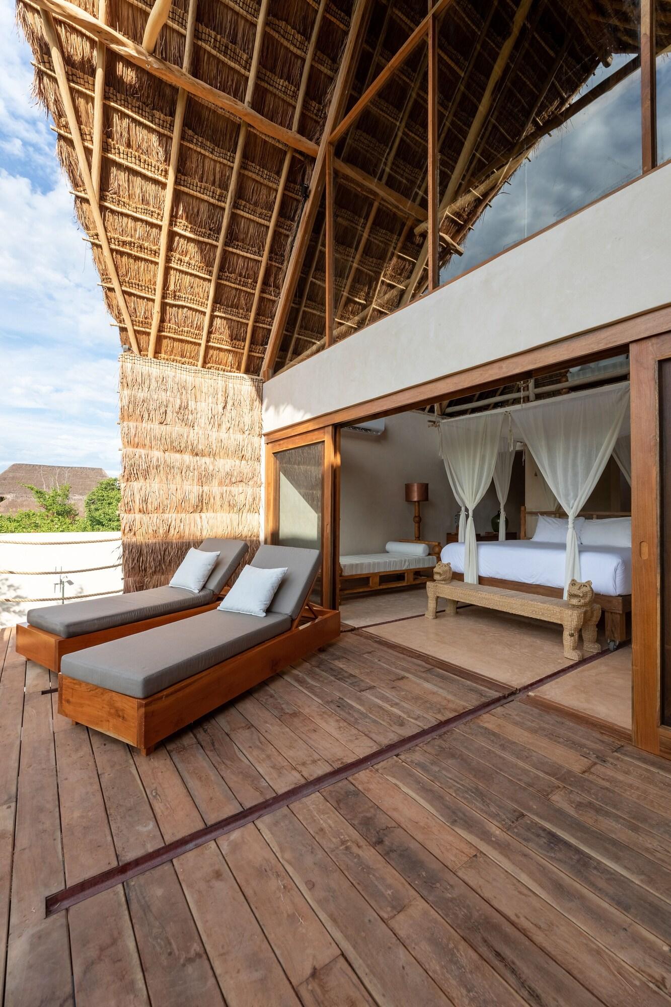 Signature Suite Upper - Jungle Side