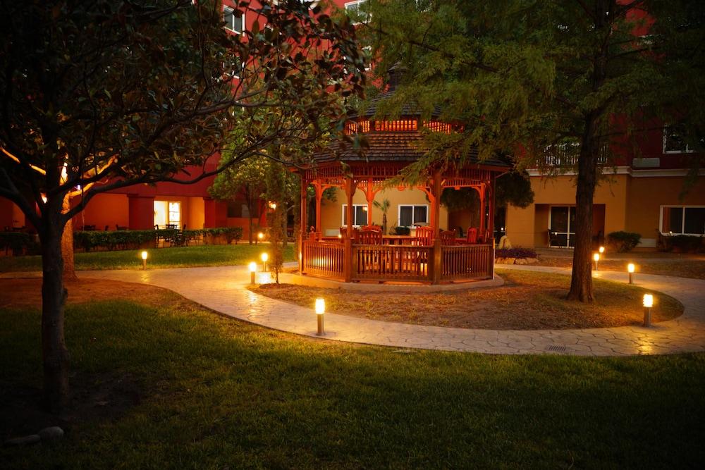 image-housing-carousel
