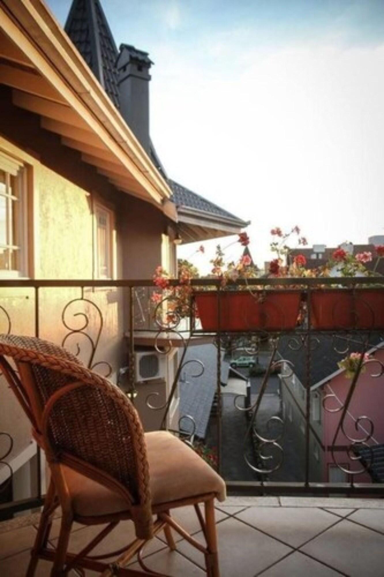 image-housing-carousel