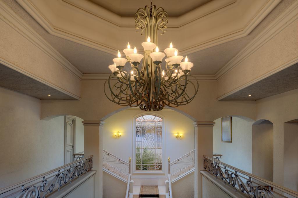 image-housing-carousel
