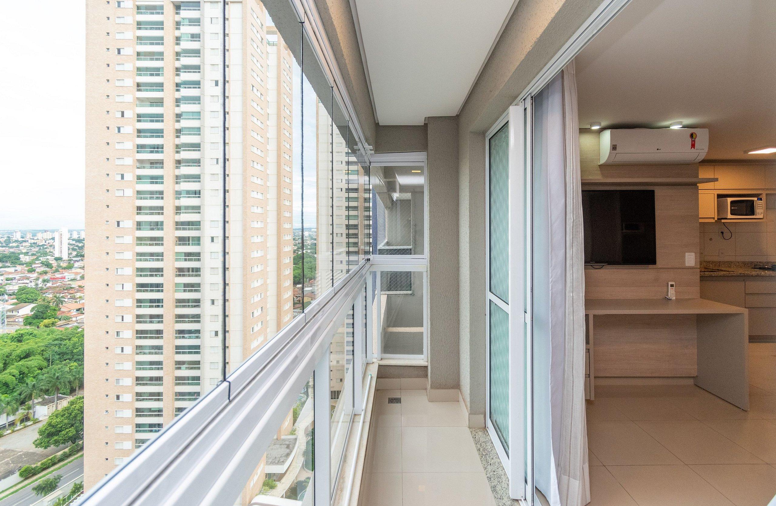 image-housing-carousel