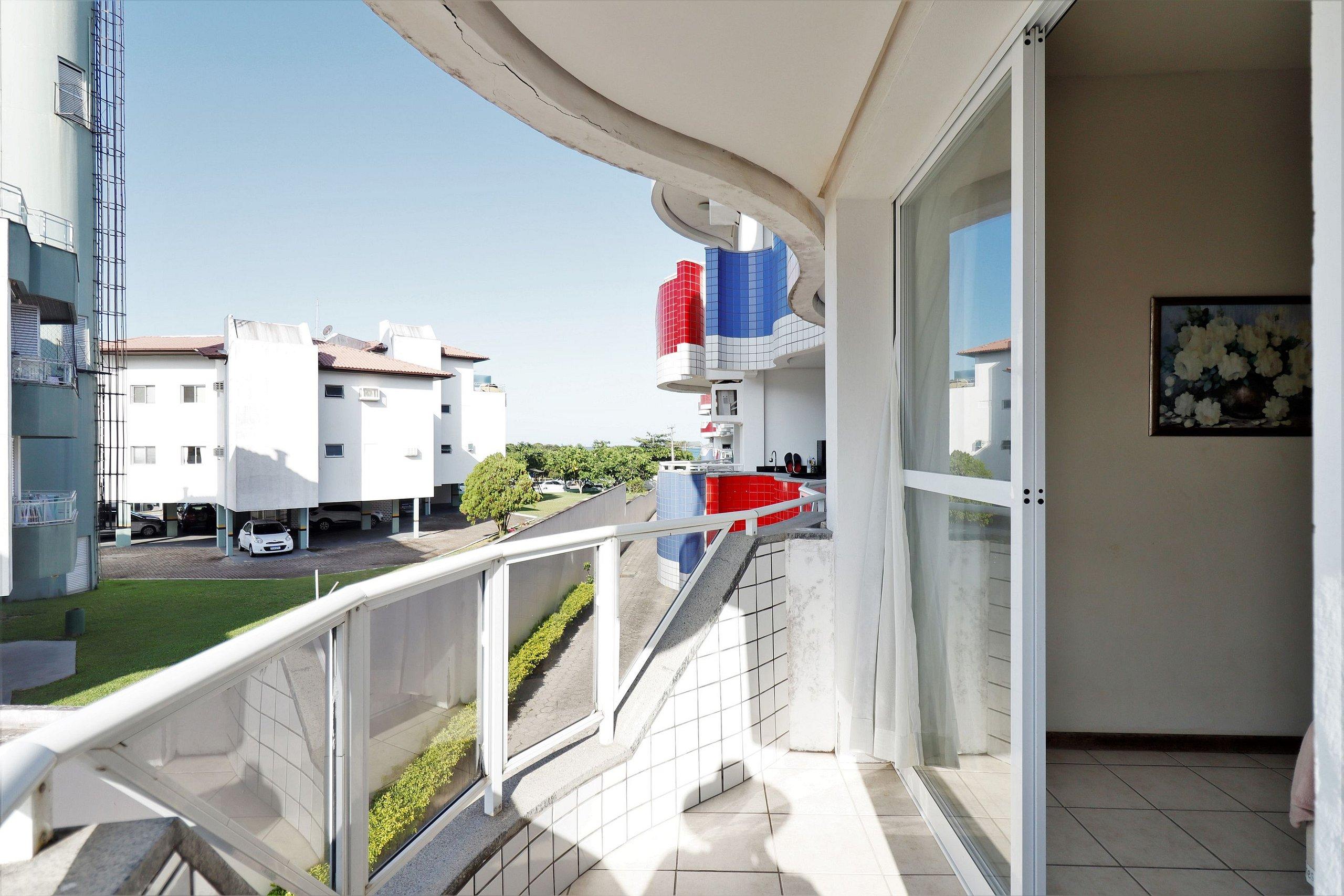 image-housing-carousel