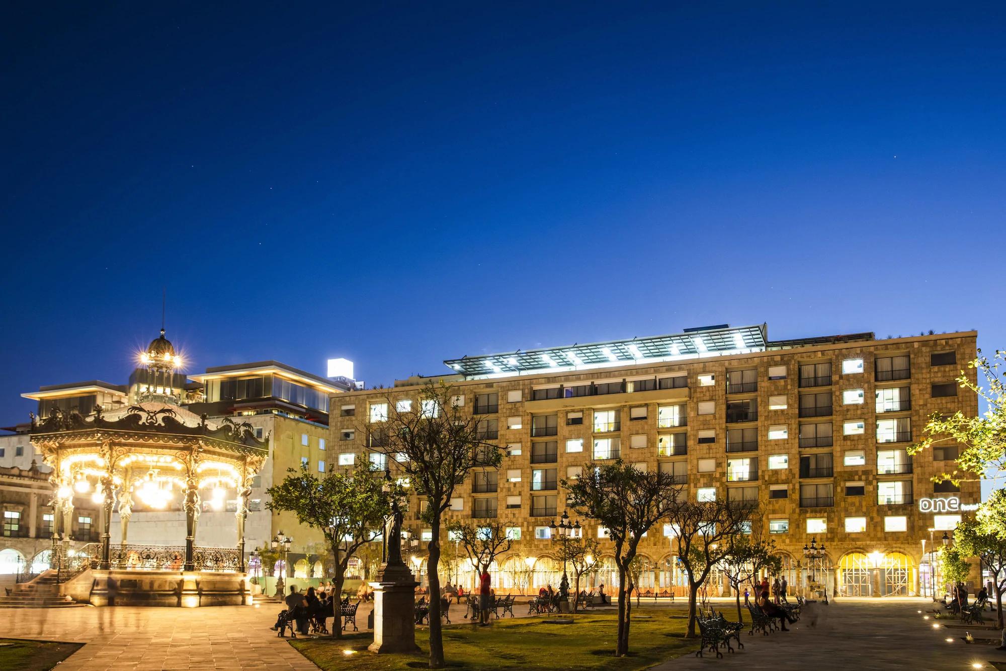 image-housing-carousel