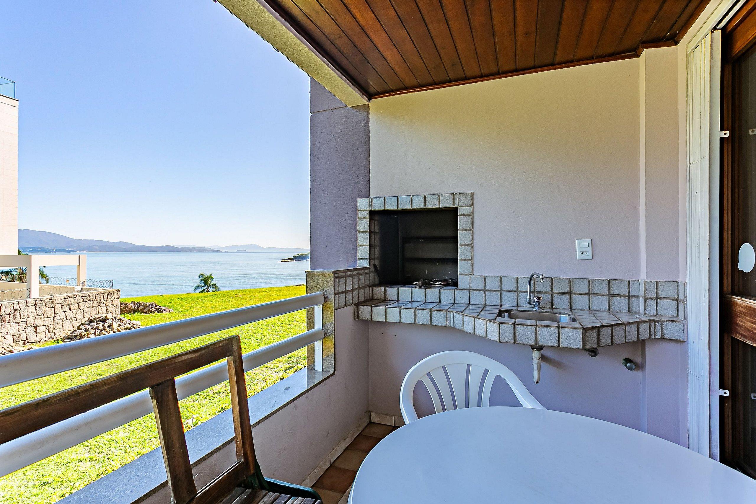 image-housing-carousel