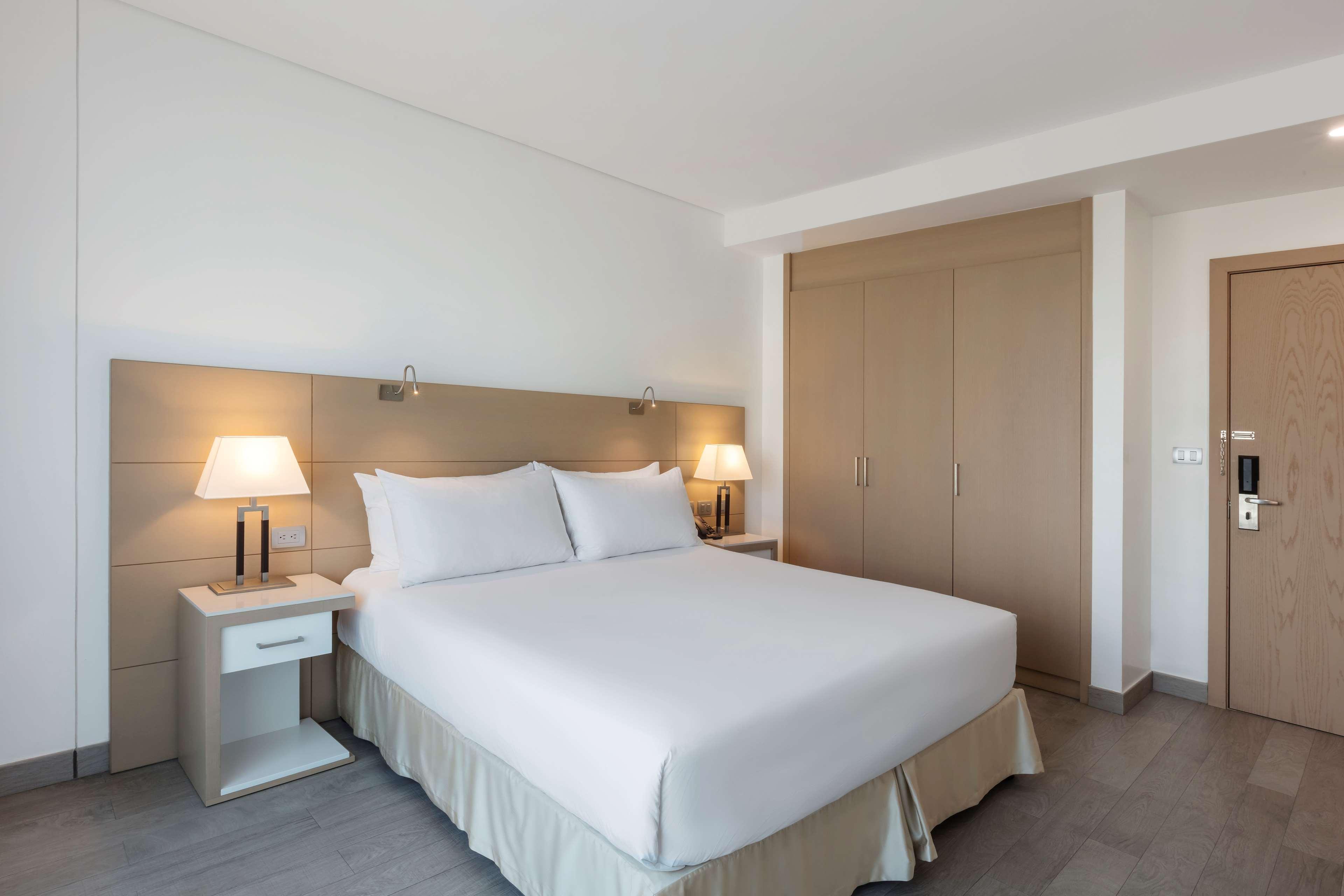 CITY VIEW 1 QUEEN BED ROOM