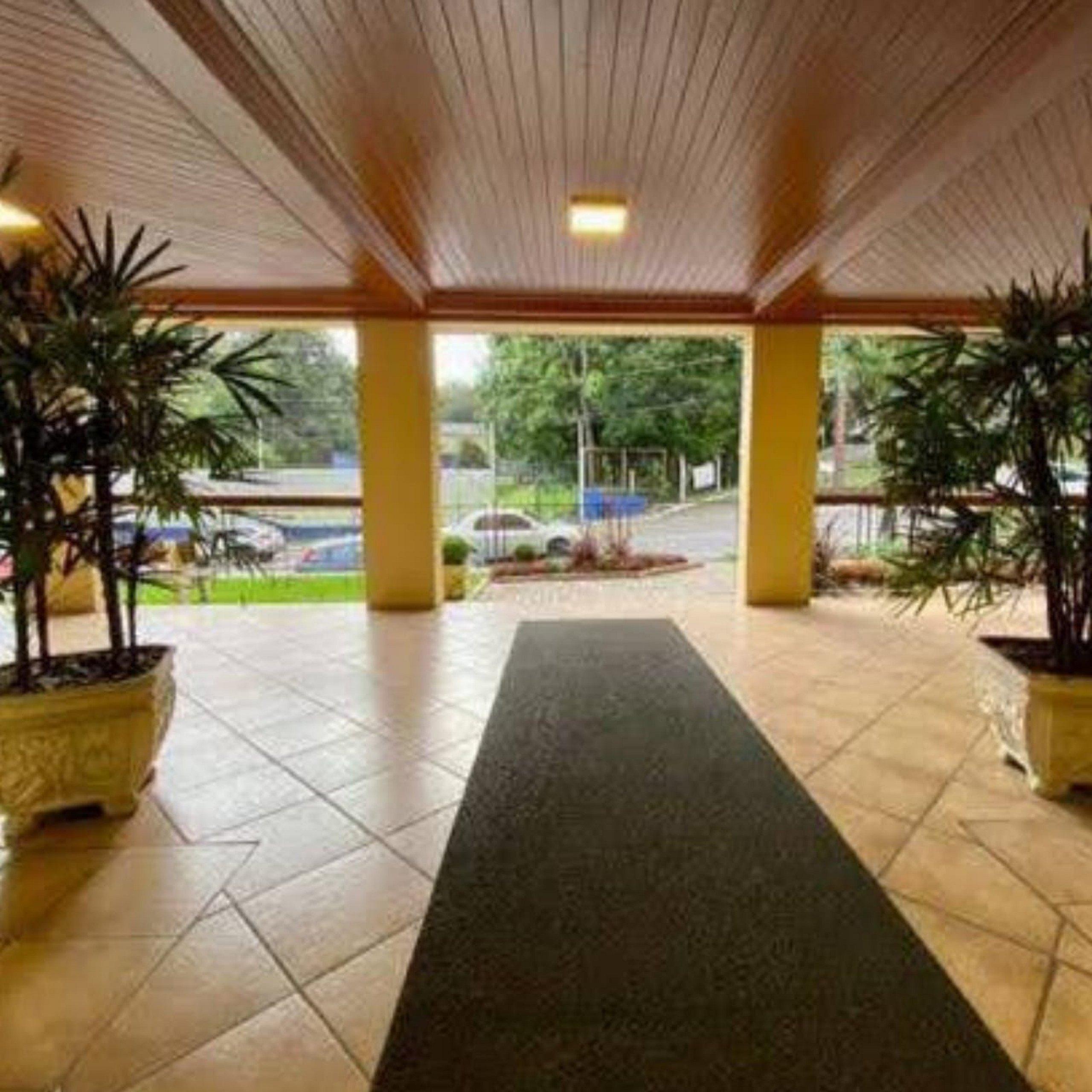 image-housing-carousel