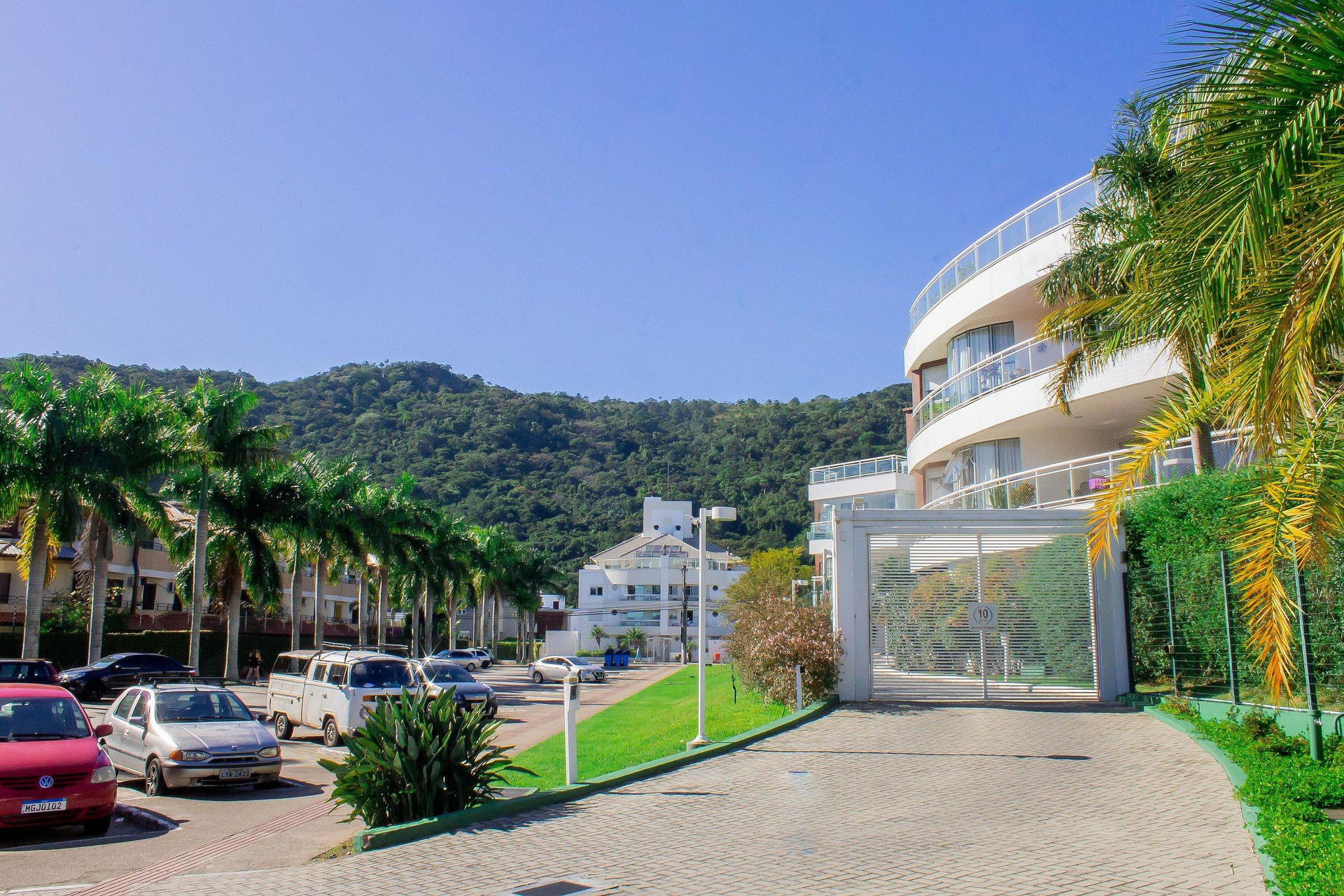 image-housing-carousel