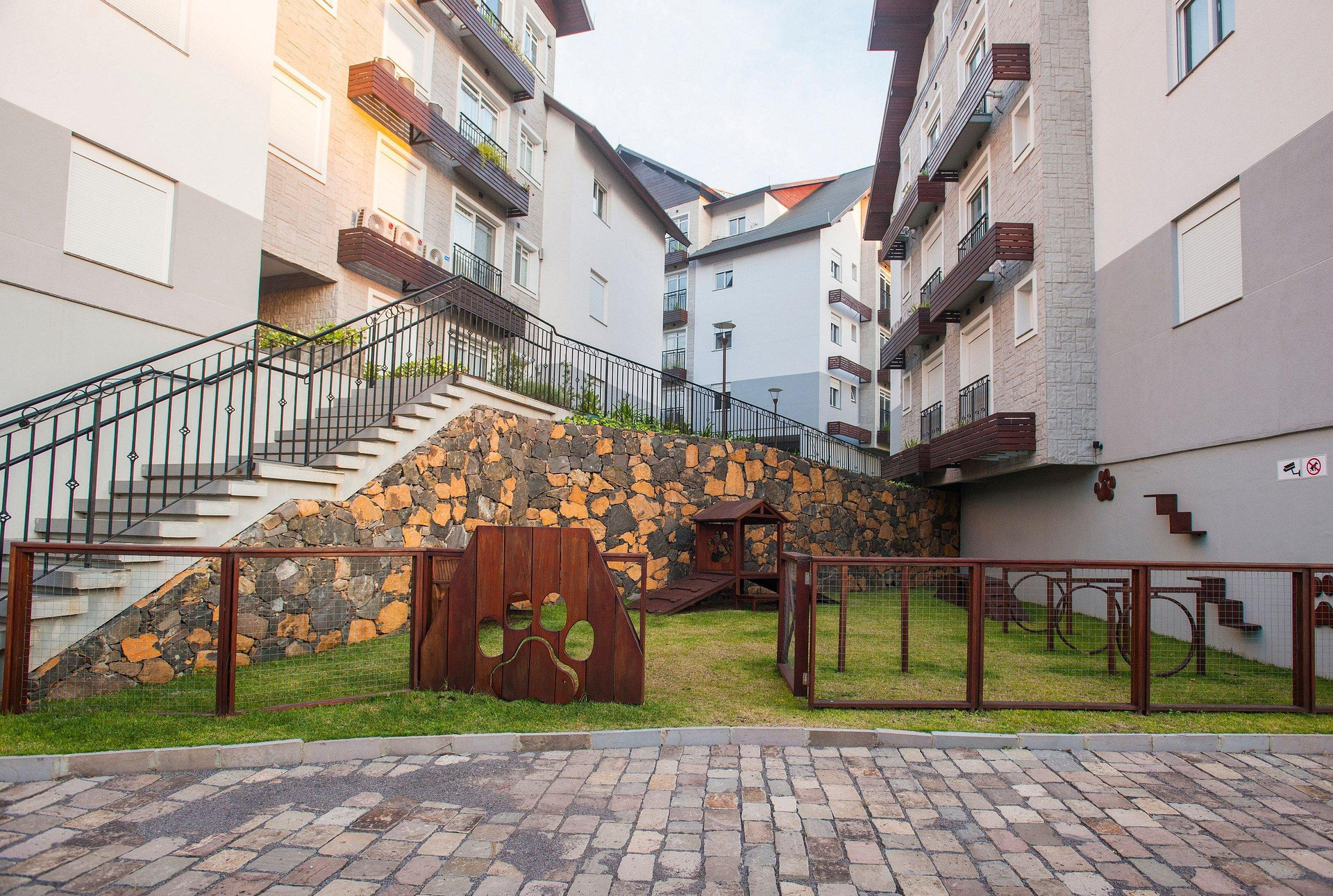 image-housing-carousel