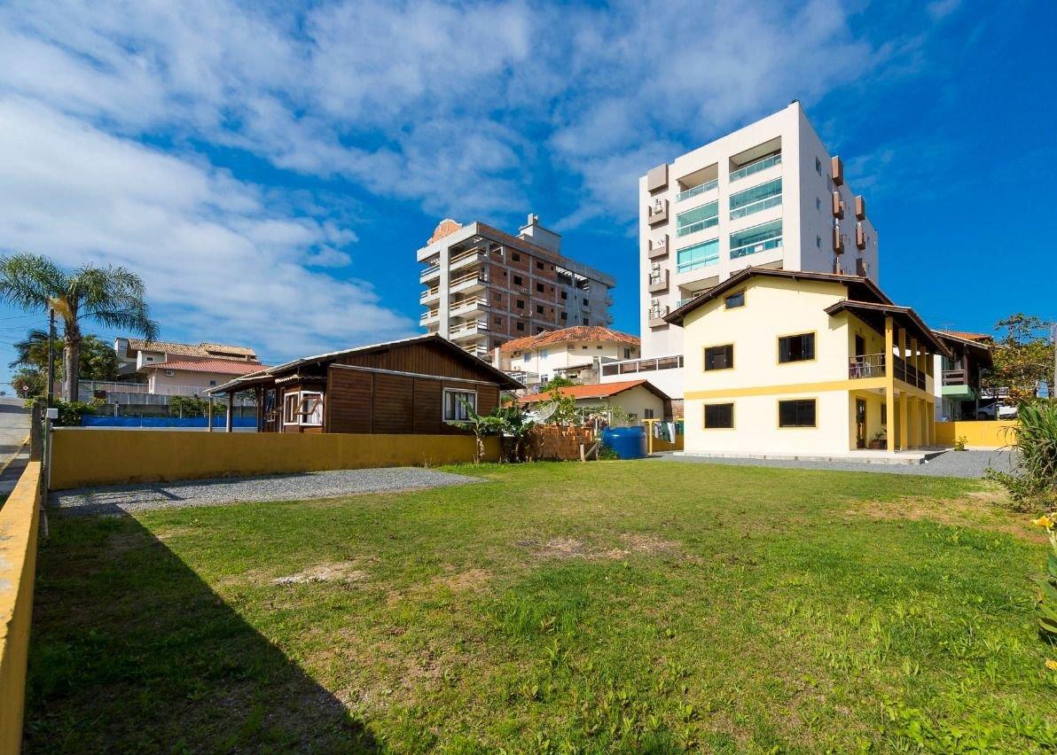 image-housing-carousel