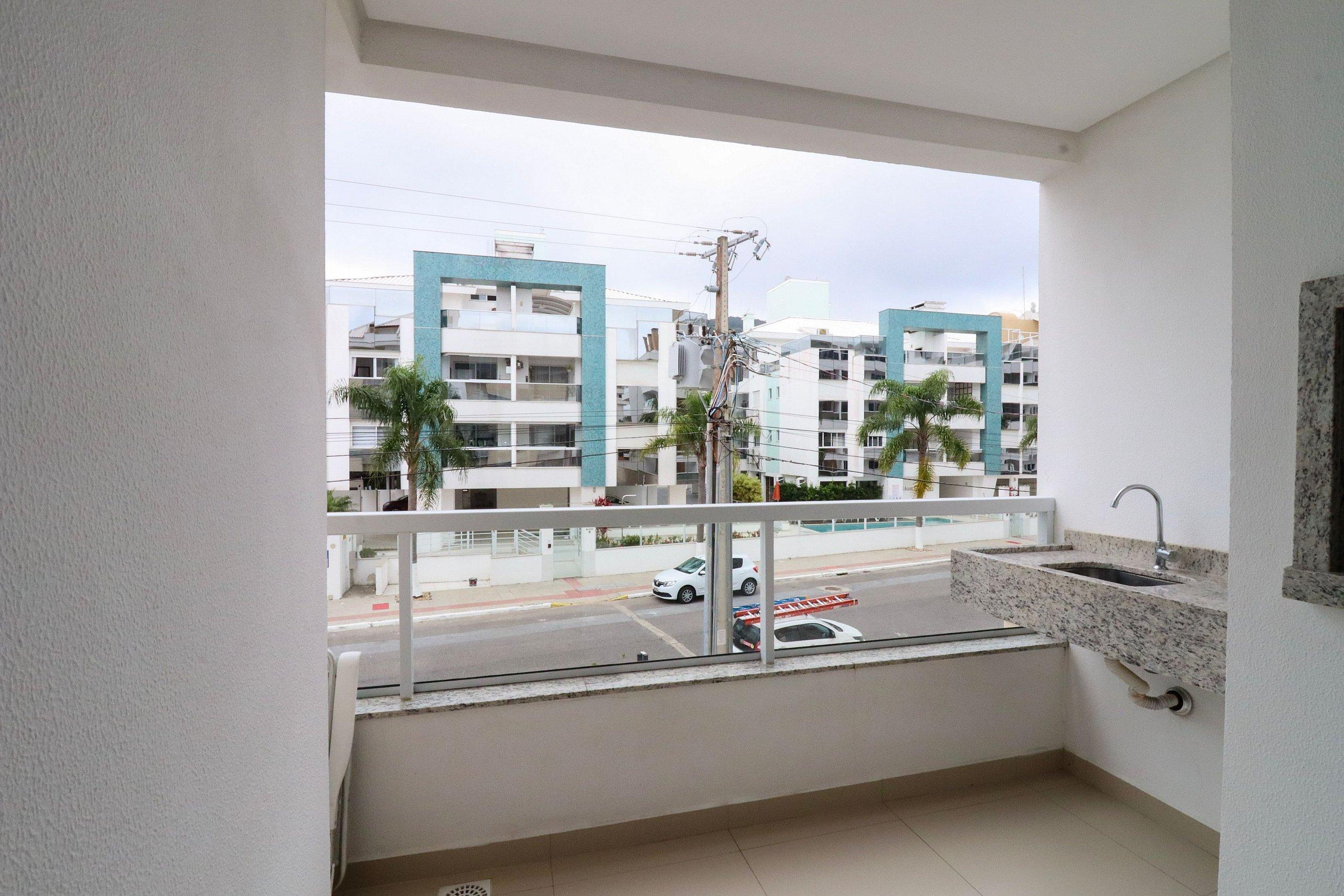 image-housing-carousel