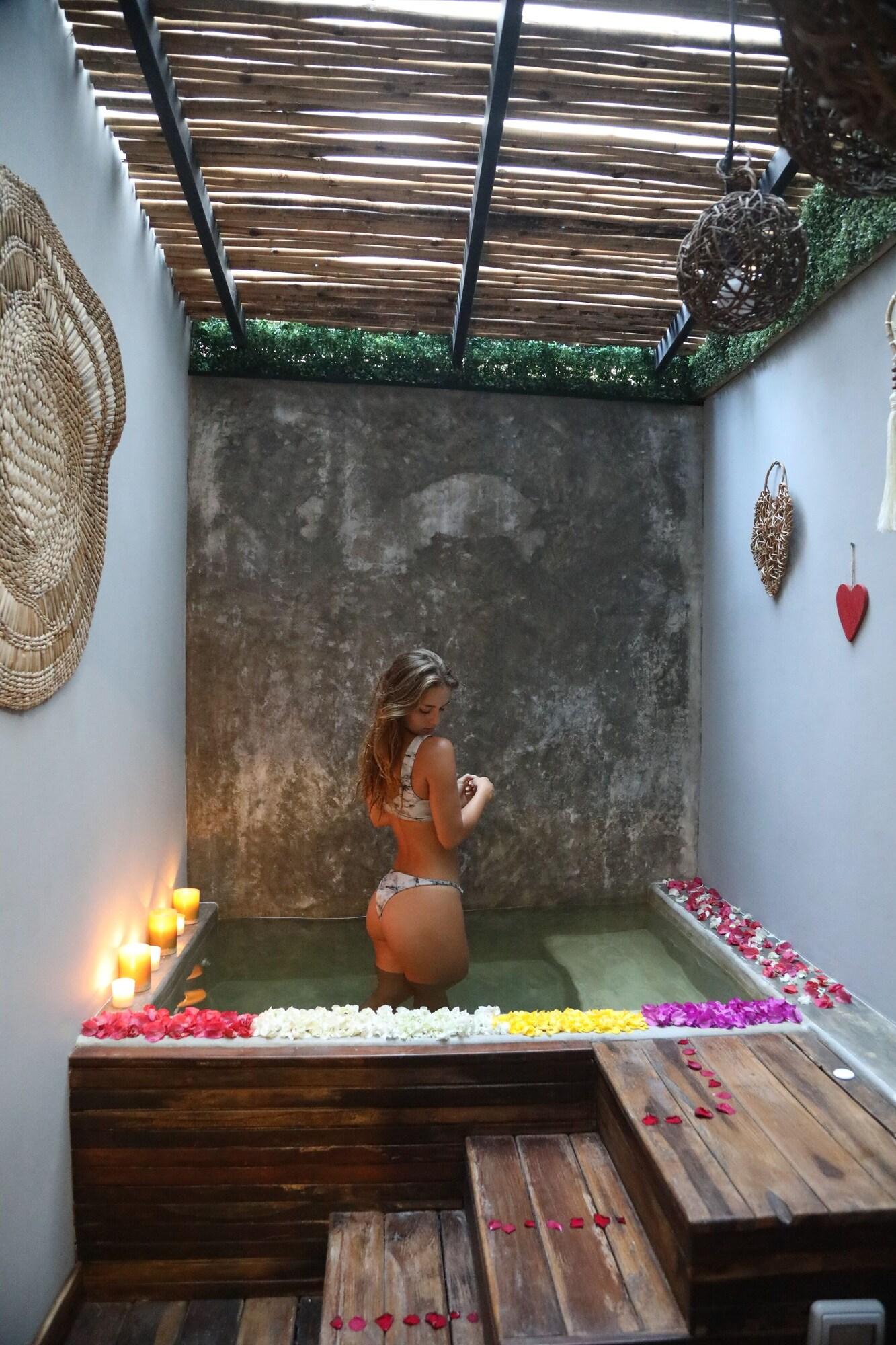 Suite Deluxe with Private and Romantic Bathub with Cenote Water