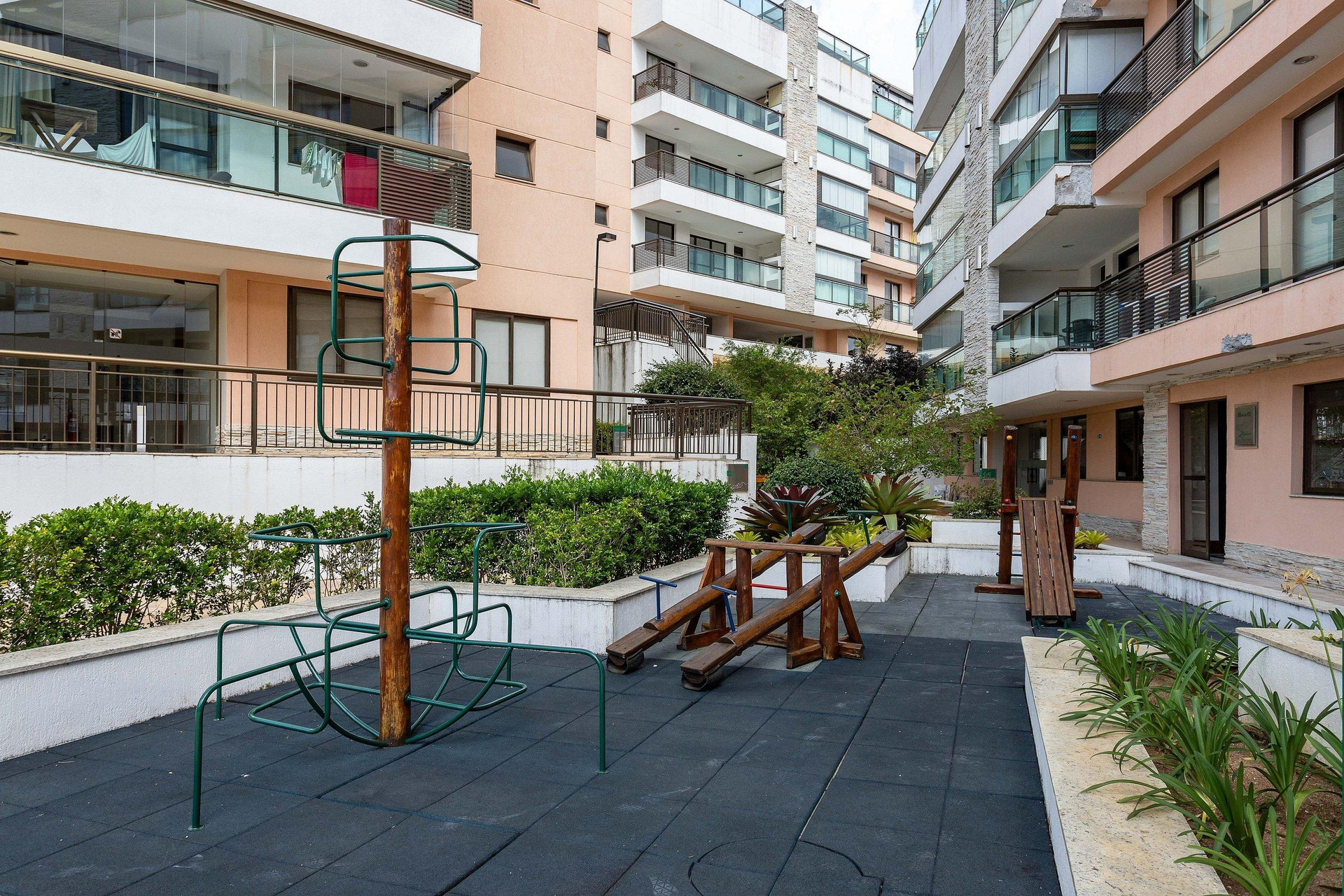 image-housing-carousel