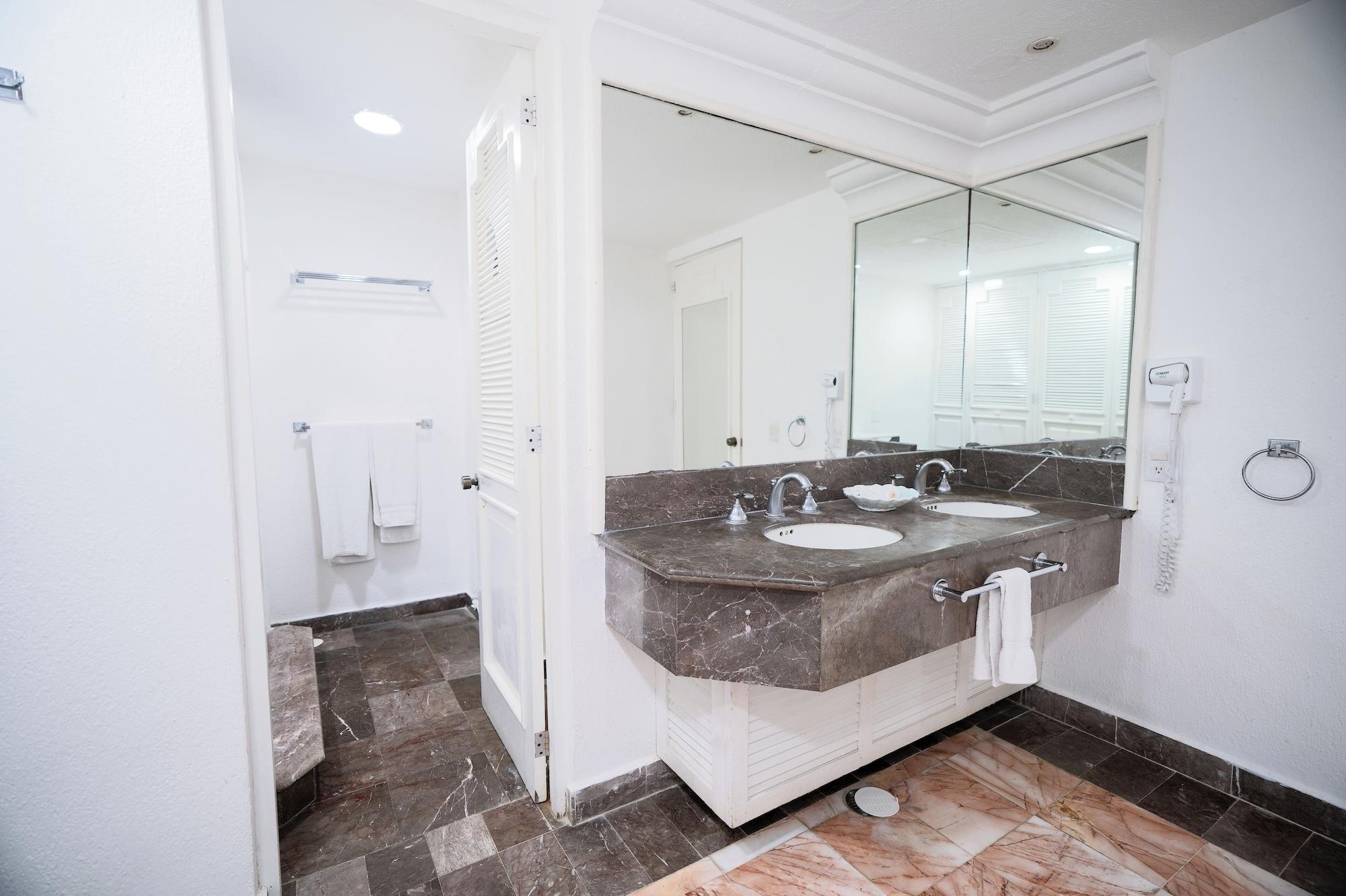 King Room with Garden View and Balcony