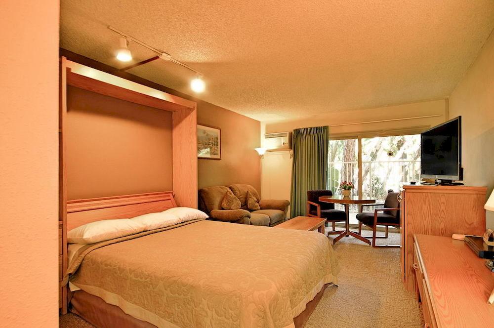 image-housing-carousel