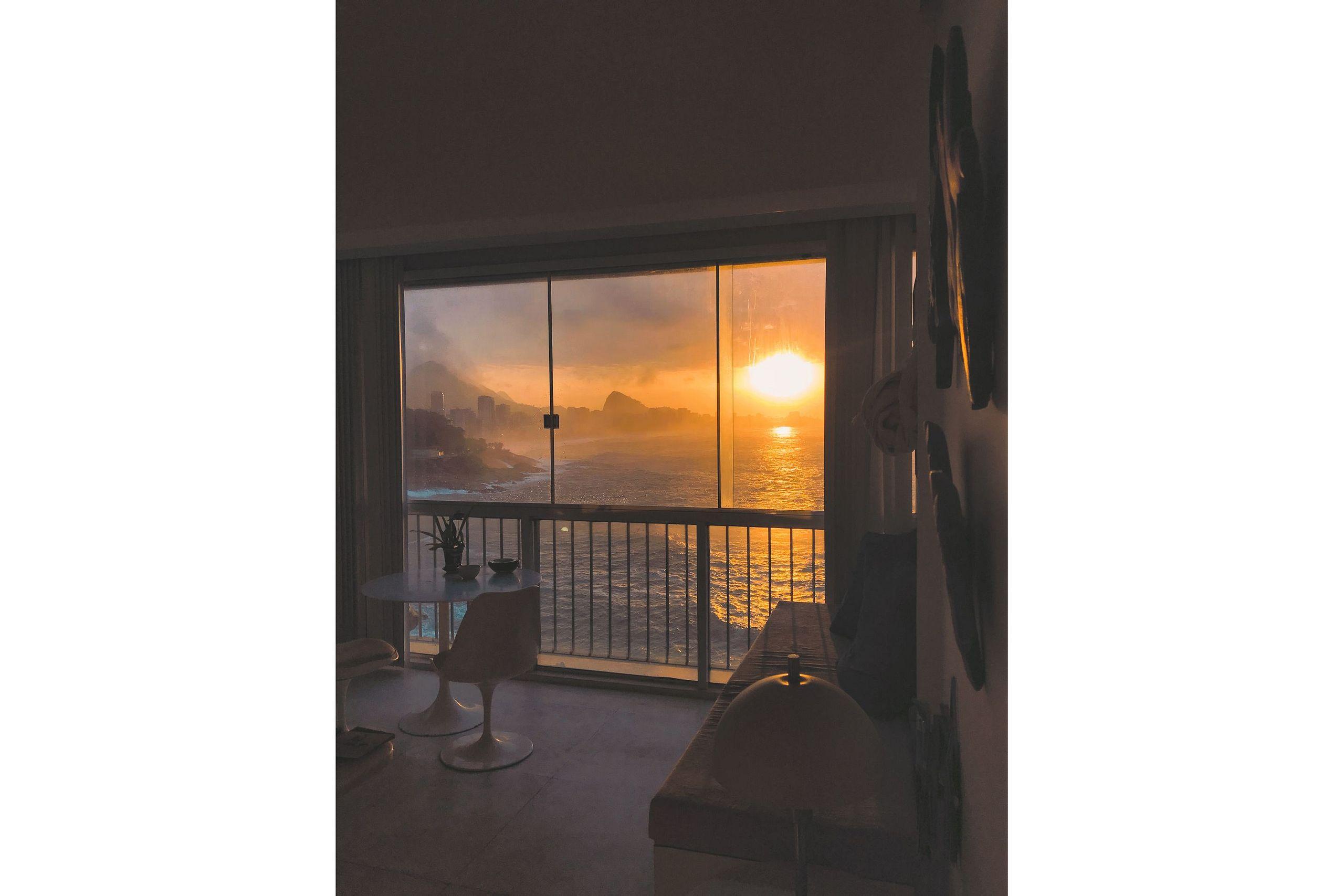 image-housing-carousel