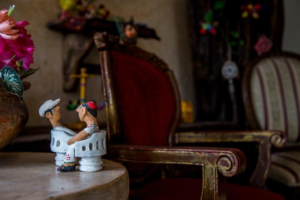 image-housing-carousel