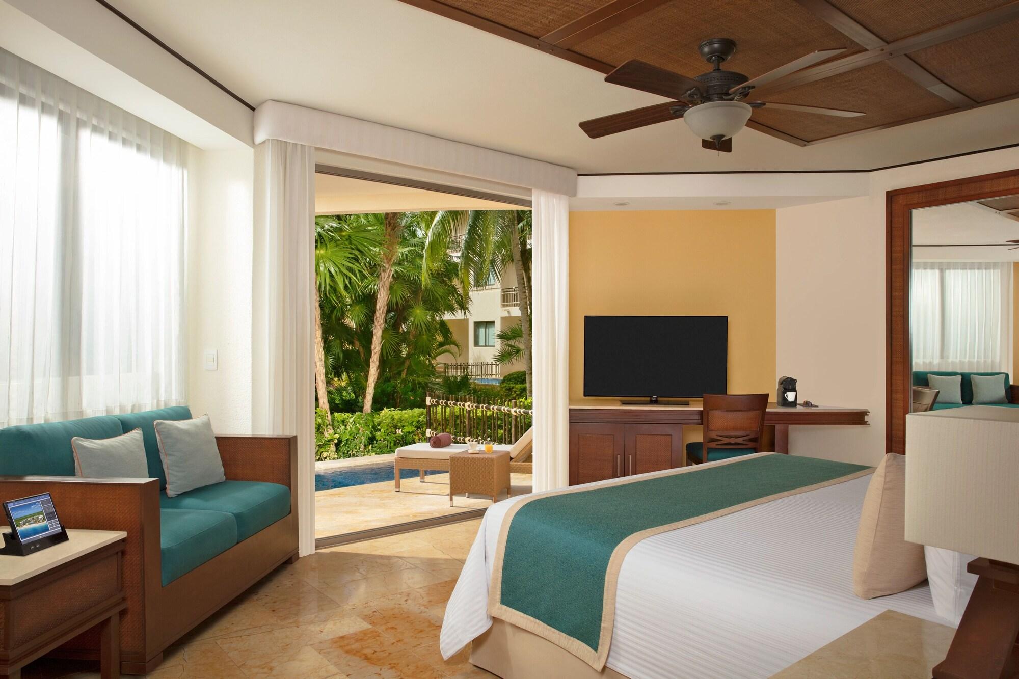 Premium Deluxe with Plunge Pool King Bed