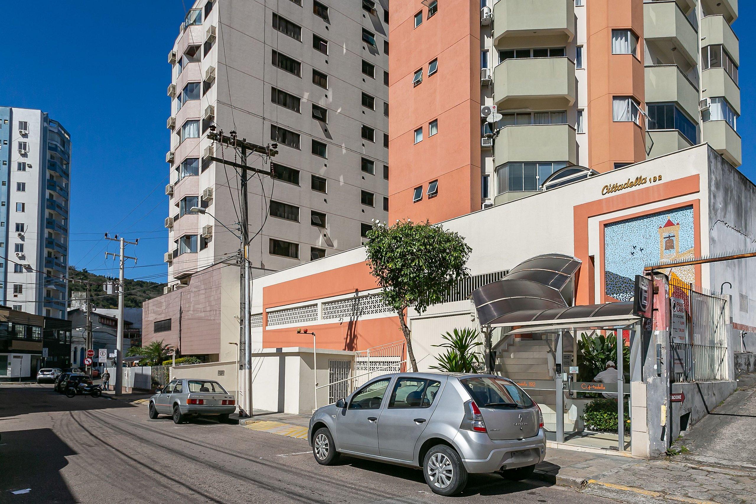 image-housing-carousel