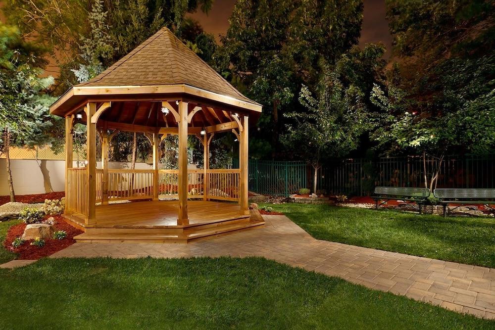 image-housing-carousel