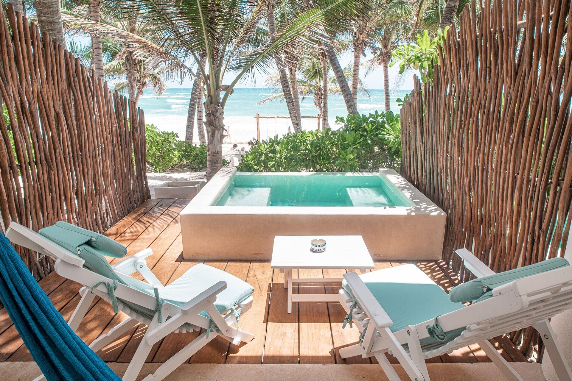 Beachfront room (King)