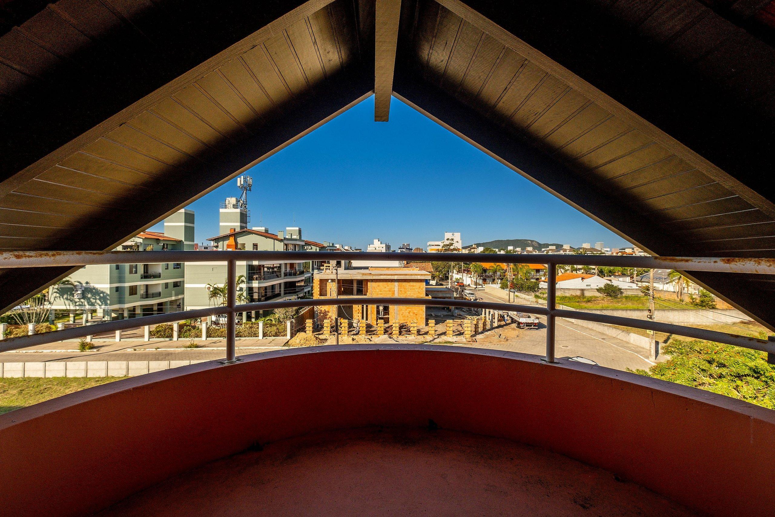 image-housing-carousel