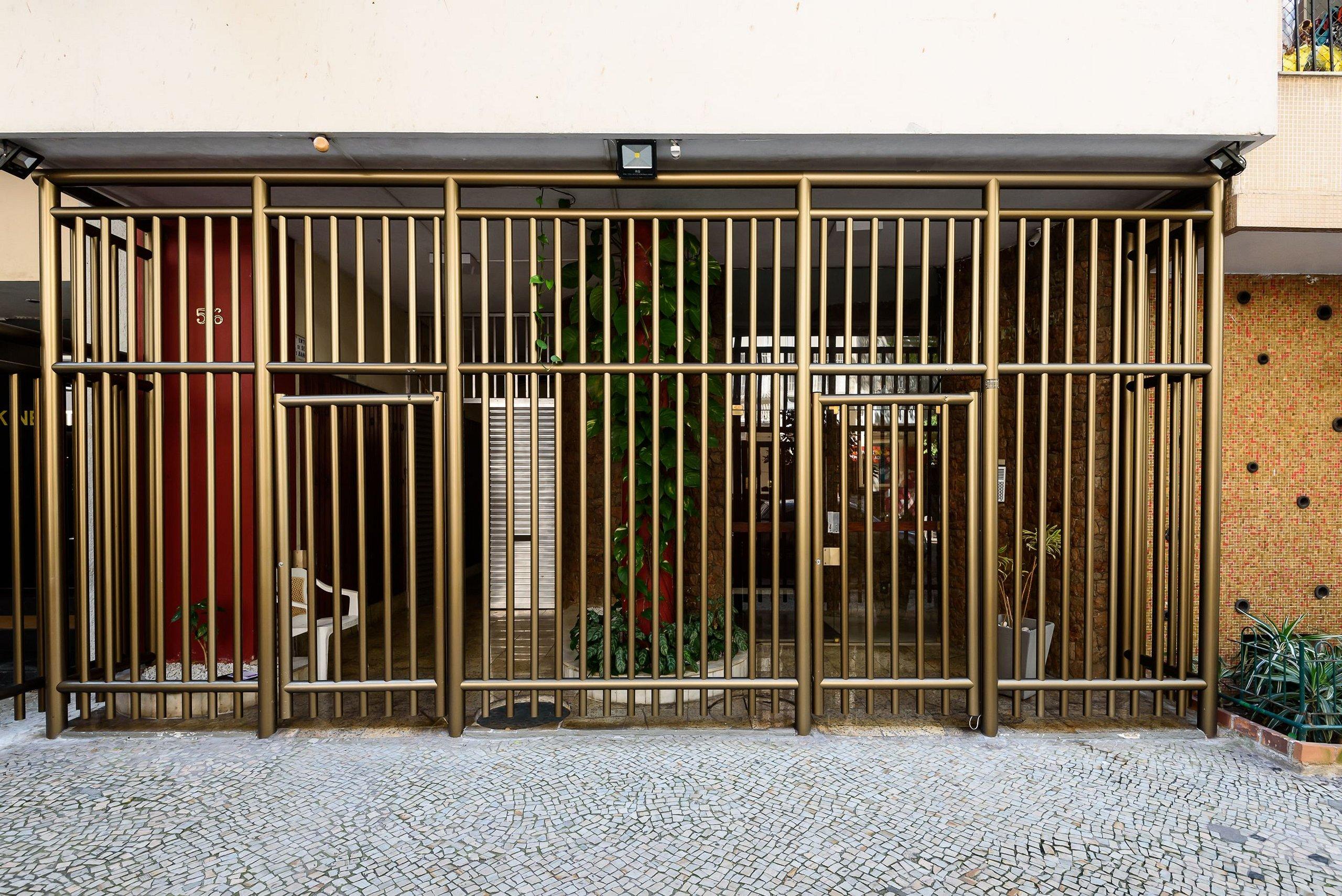 image-housing-carousel