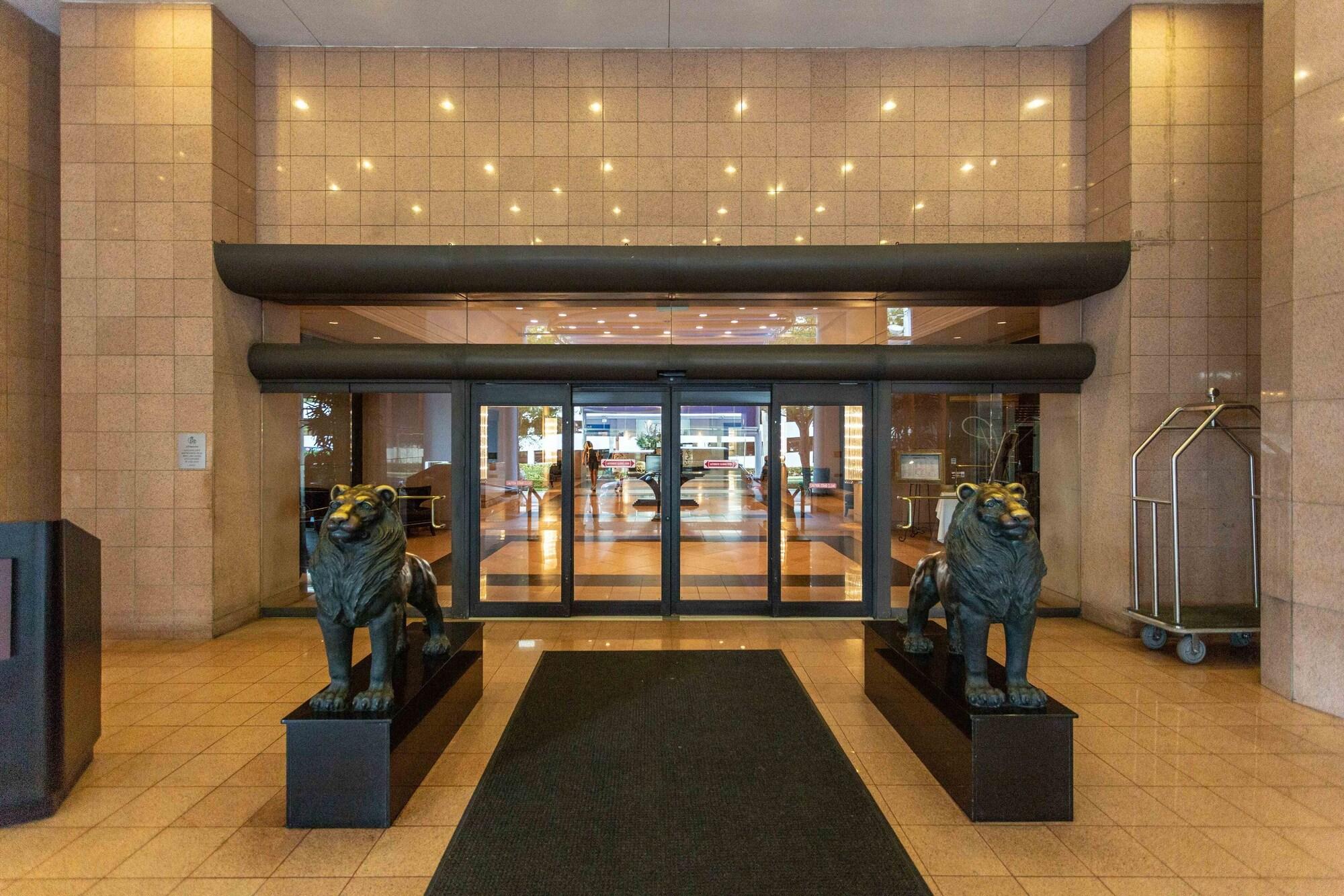 image-housing-carousel