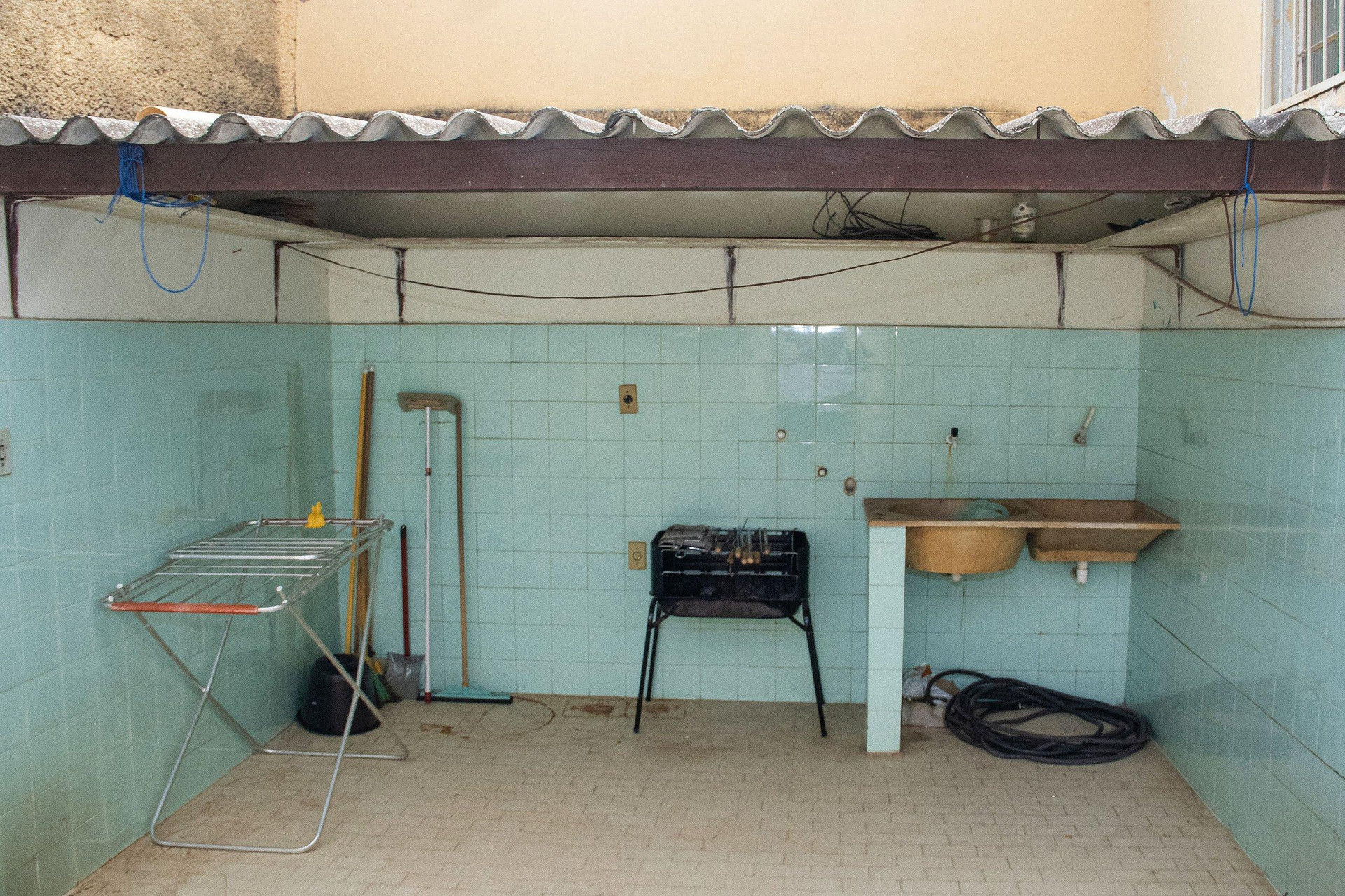 image-housing-carousel