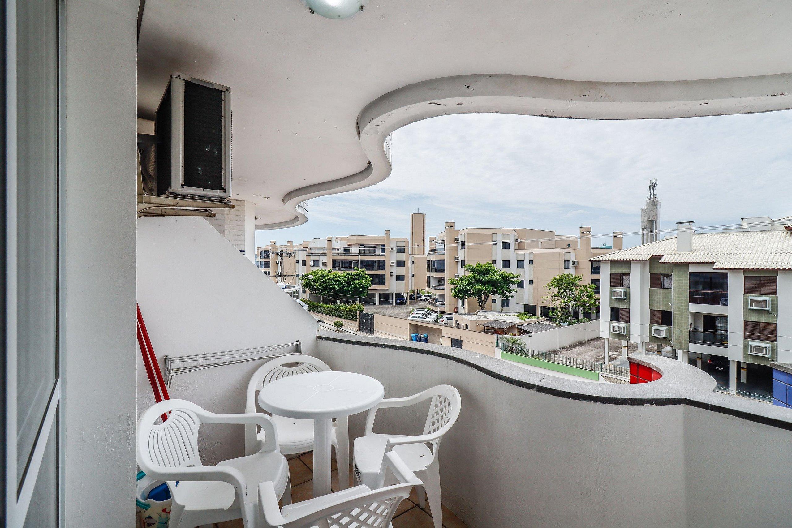 image-housing-carousel
