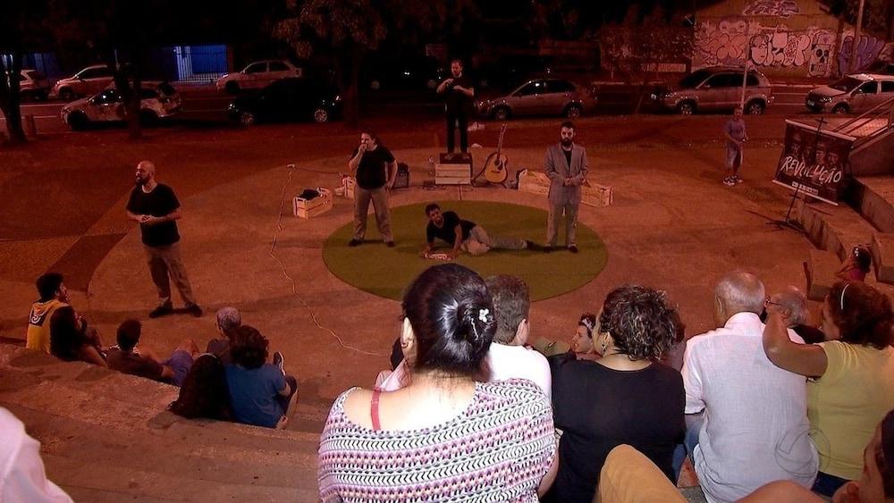 image-housing-carousel