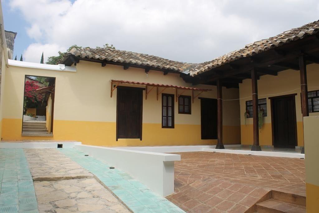 Hotel de las Flores 2