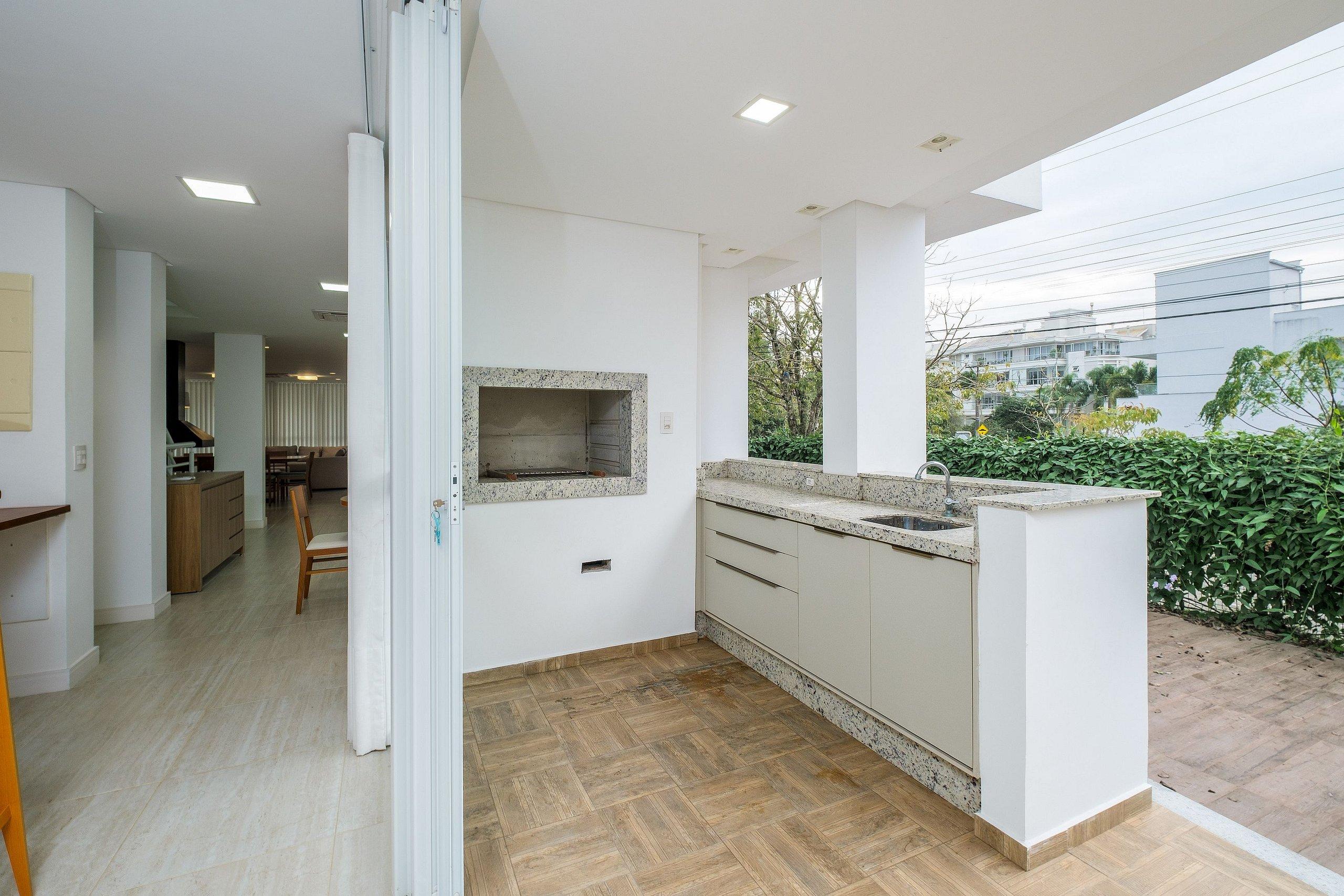 image-housing-carousel