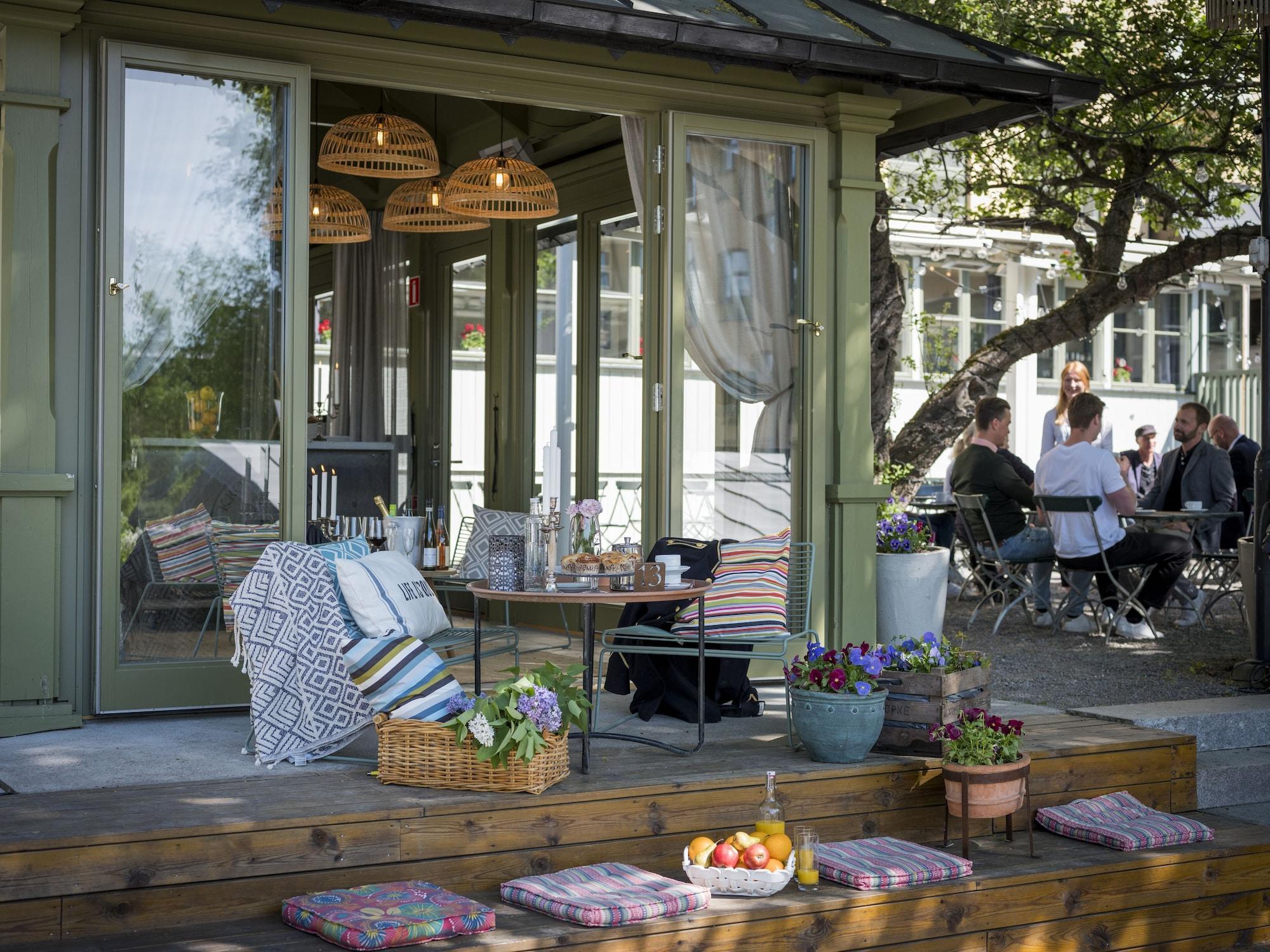 image-housing-carousel