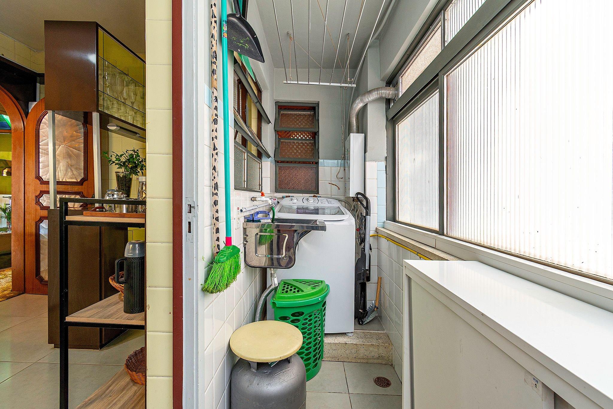 image-housing-carousel