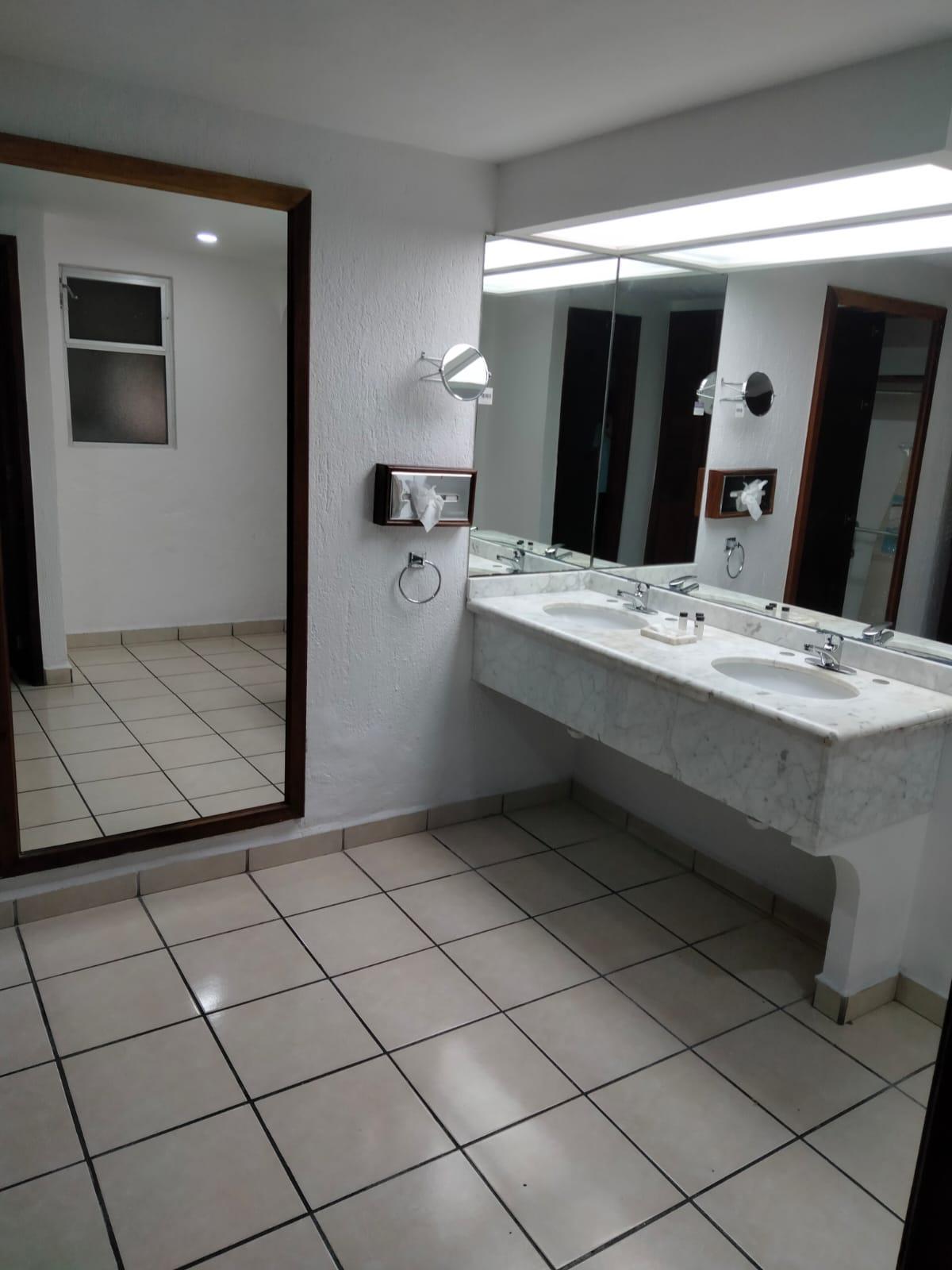 Suite Cuádruple de Lujo con Vista a la Piscina