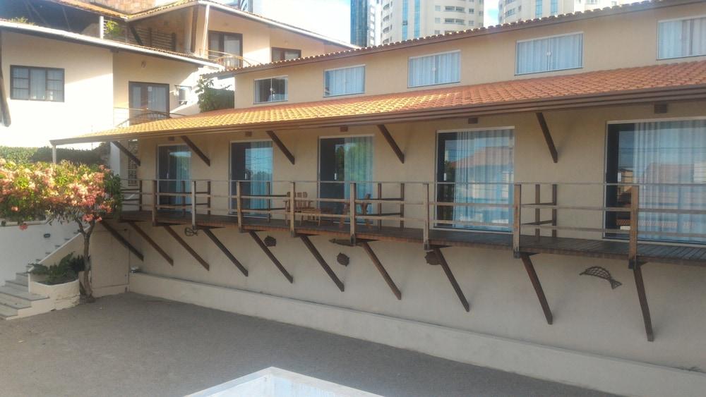 image-housing-carousel