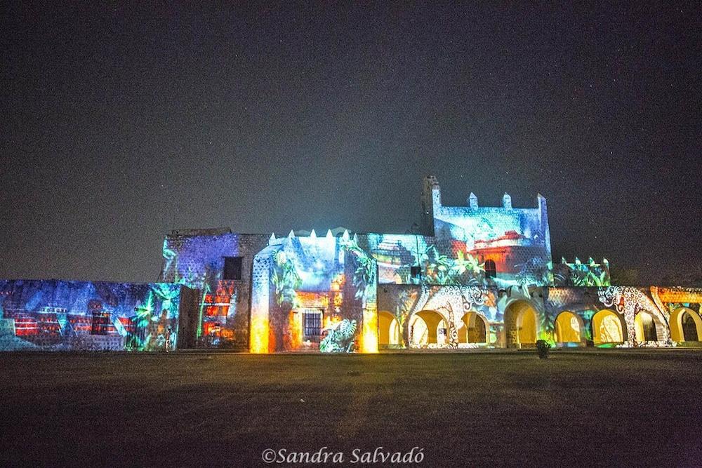 image-housing-carousel