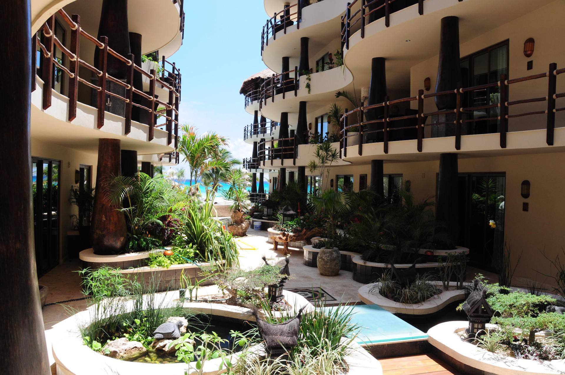 El Taj Oceanfront & Beachside Condo Hotel