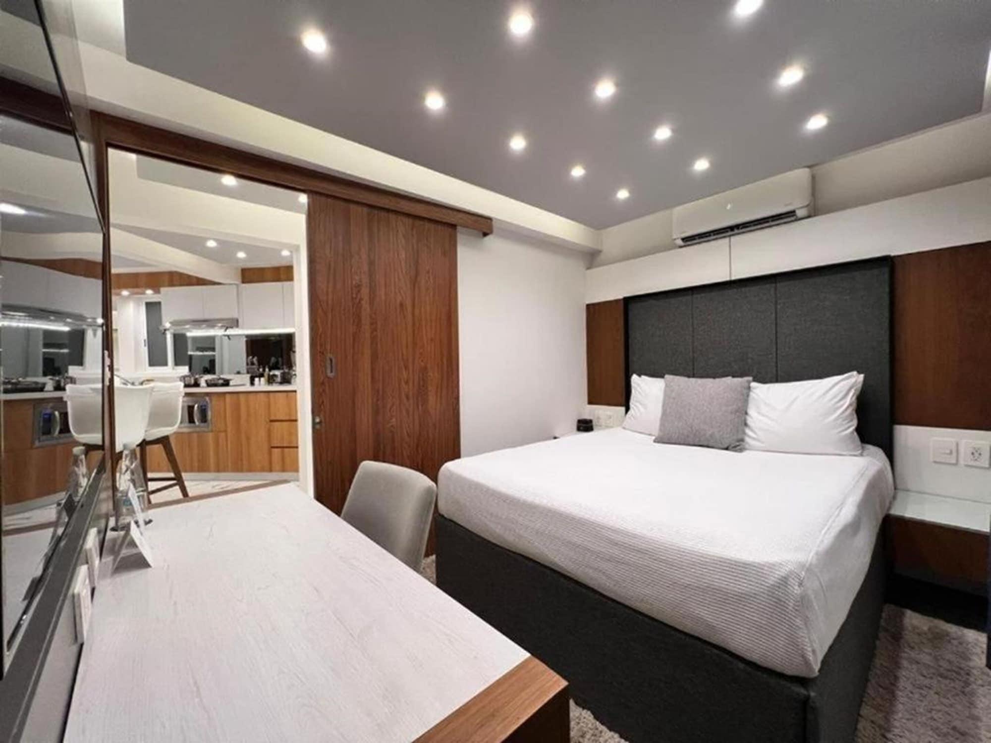 Luxury 4 bedroom Kitchen & Living Room
