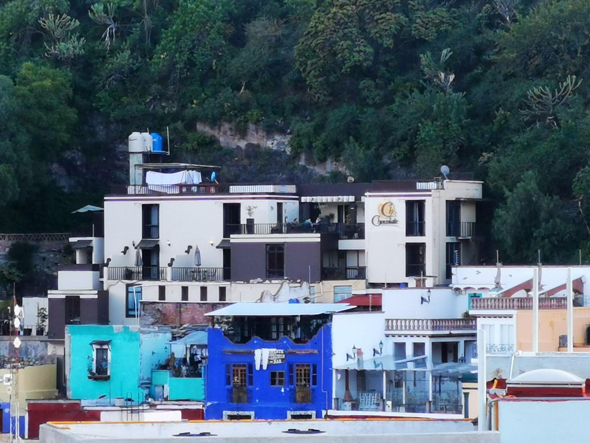 image-housing-carousel