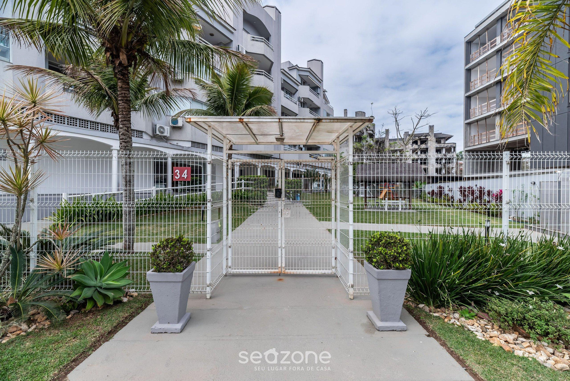 image-housing-carousel
